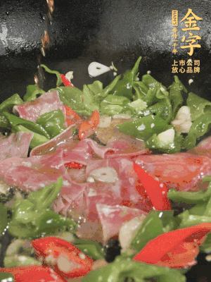 再下蒸炒火腿煸炒，加少許白糖提鮮。