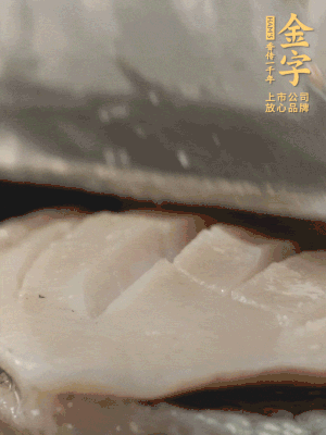 鮑魚用勺子撬出來，去掉內(nèi)臟和牙齒，加面粉、白醋、鹽、啤酒抓一下，清水洗凈，切花刀。