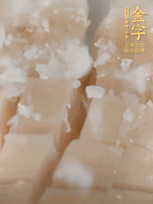 鮑魚中加點鹽、蠔油抓拌一下。