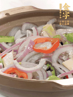 砂鍋底鋪上香菜，放上料頭，再放上焯過水的鮑魚殼。
