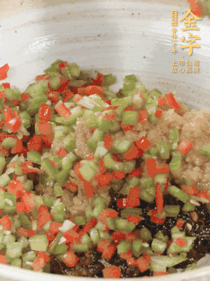 XO醬、蒜蓉醬、青紅椒粒攪拌成醬料。