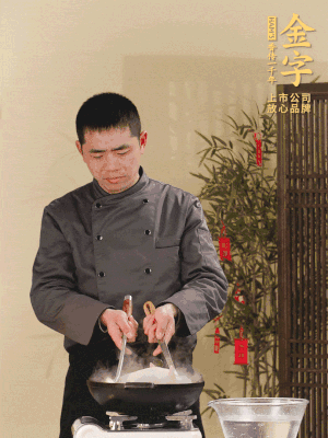 整只土雞冷水下鍋，加蔥姜、料酒焯水，撈出后用溫水清洗干凈。
