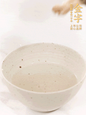 羊肚菌流水洗凈2遍后，溫水泡發(fā)15-20分鐘。