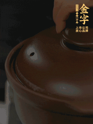 雞、火腿、姜片一起放入砂鍋中，大火轉(zhuǎn)小火燉2小時(shí)。