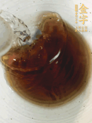 黃酒中加清水、蒸魚豉油、白砂糖混合均勻。