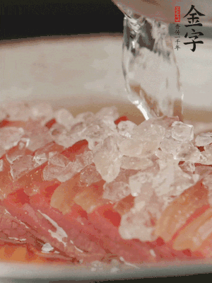 依舊放上冰糖100g、黃酒100g、水200g，鍋中再蒸15分鐘。