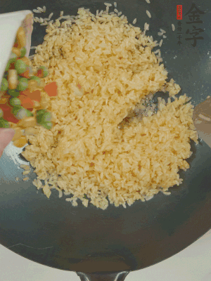 下豌豆粒、胡蘿卜粒、玉米粒。（買現(xiàn)成冷凍的雜菜即可，非常方便）