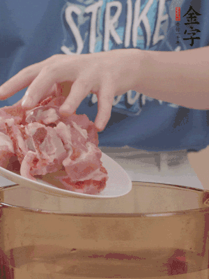 排骨剁小塊，加姜片、料酒沸水下鍋焯水。