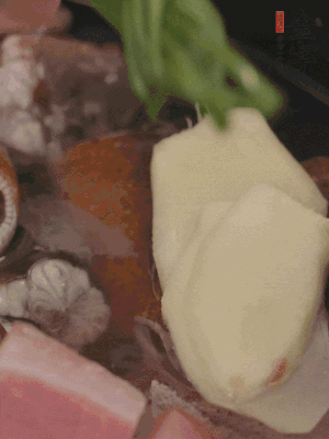 加姜片、蔥結(jié)、料酒。