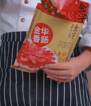 香腸切成斜片，小米辣切成斜片。