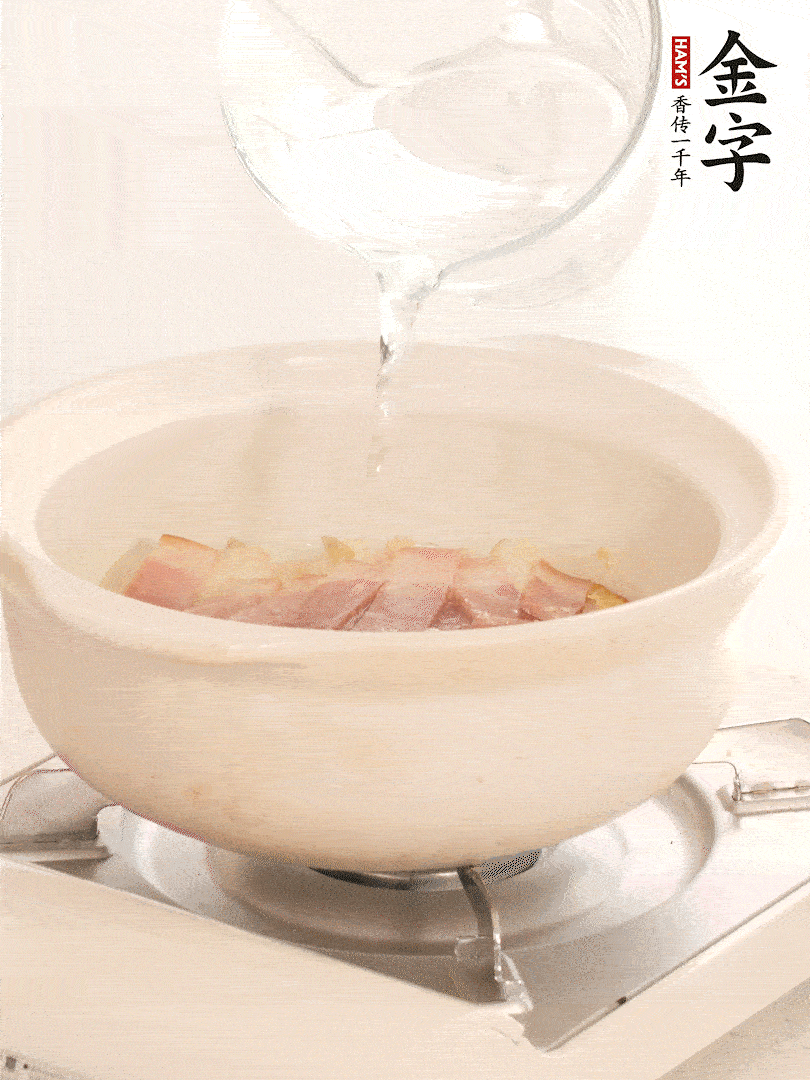 放入火腿片，加開水，再加入豆腐