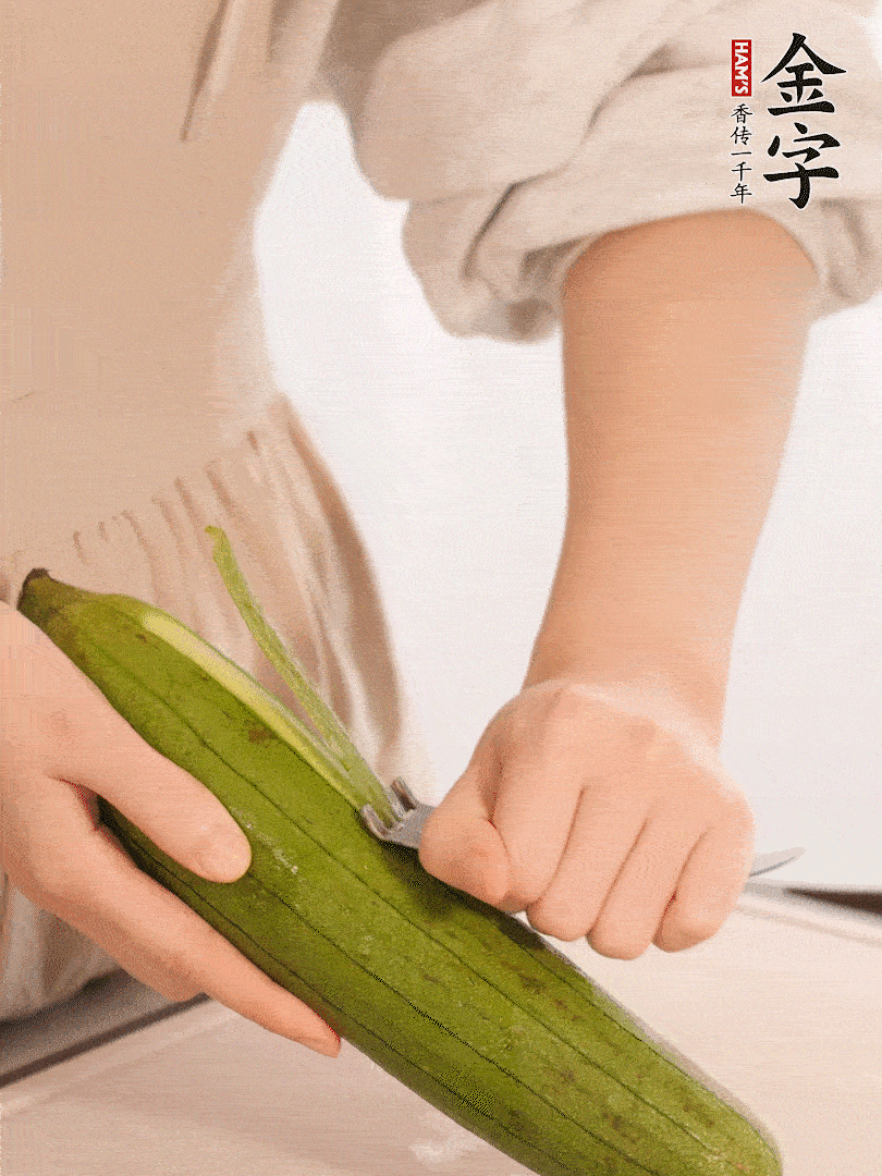 絲瓜去皮切滾刀塊用鹽殺一下水分洗凈。