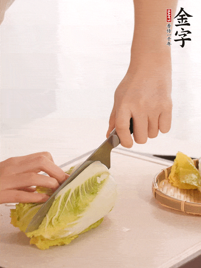 生姜切末，白菜改刀成成塊。