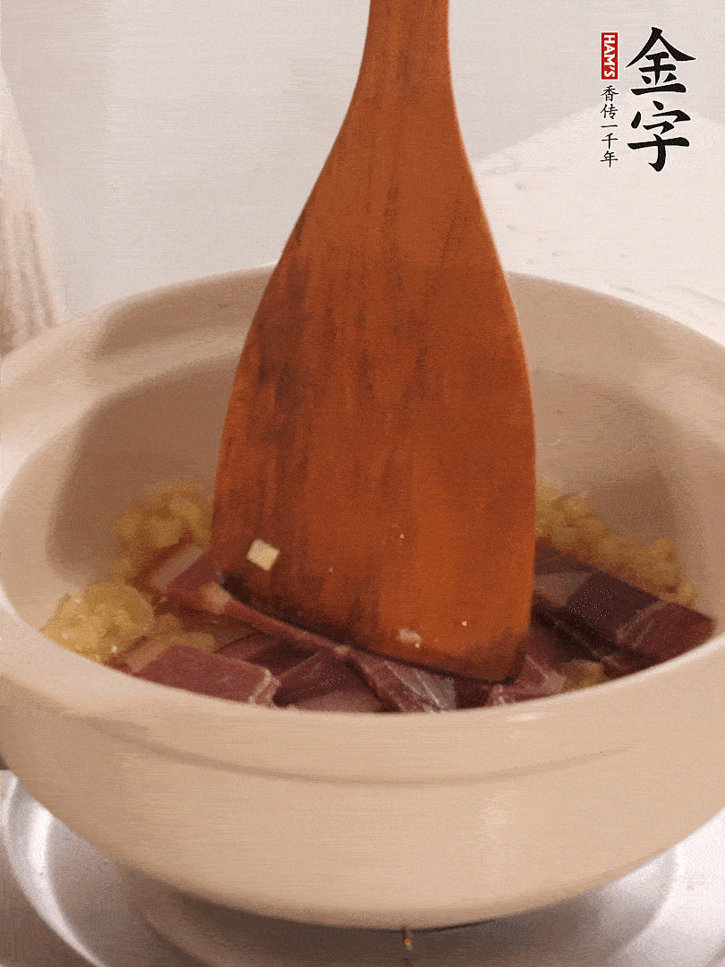加熱水，加入白菜蓋上蓋子煨煮3分鐘。