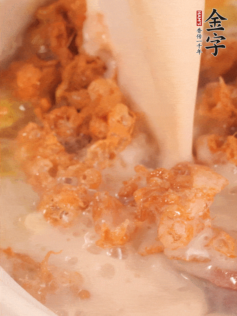 加入蛋酥再煨煮2分鐘，加入豆?jié){。