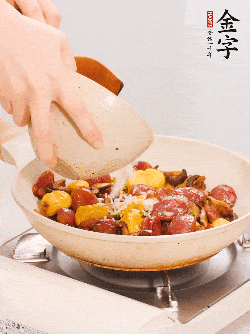 把米淘洗干凈，放入切好的香菇、板栗、毛豆。
