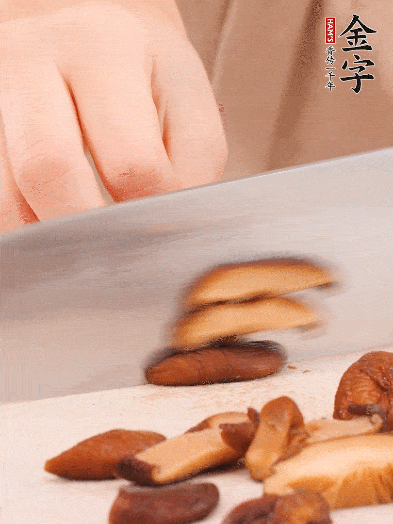 干香菇泡發(fā)，切成小塊。