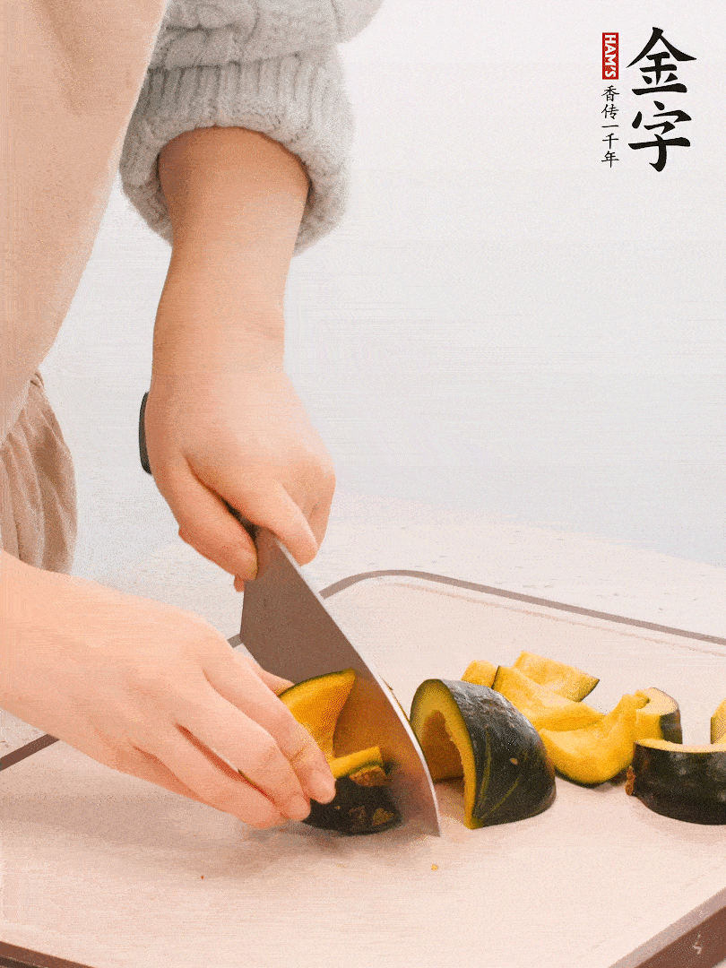 貝貝南瓜切小塊，生姜切成姜絲。