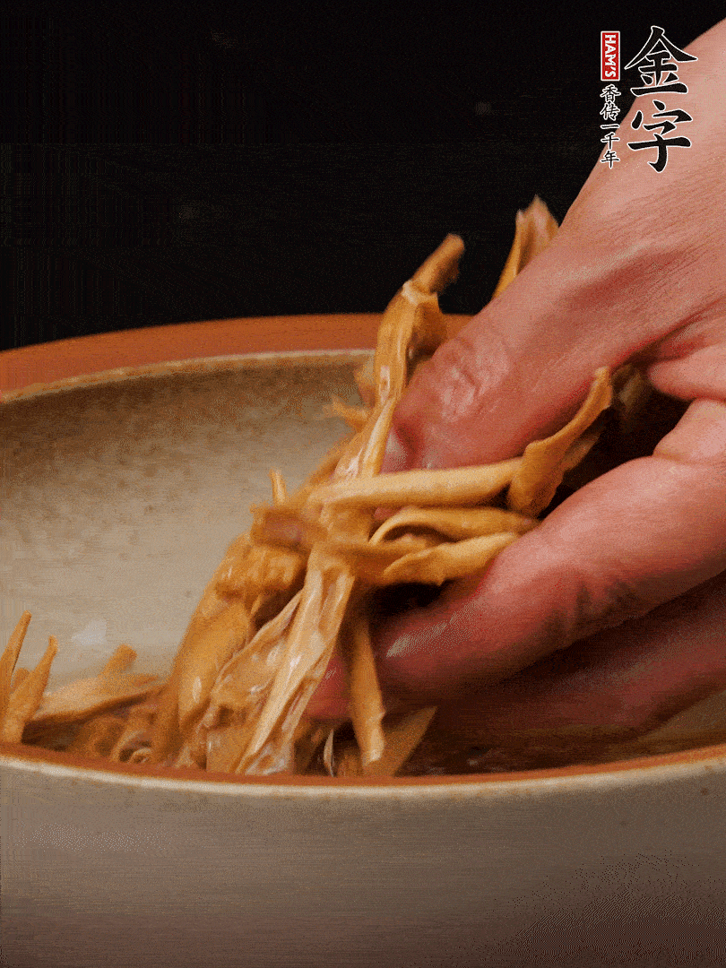 農(nóng)家土筍尖提前泡軟，用刀劃成細絲，這樣會更加入味。