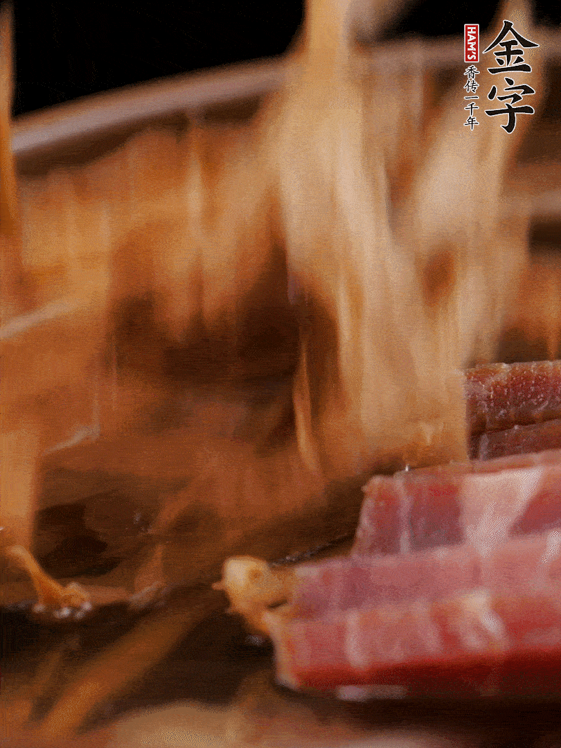 大筒骨、金字火腿、姜片、黃酒一起放入砂鍋，加筍干燉煮40分鐘。（如果家里有高壓鍋，用高壓鍋把高湯壓出來更鮮濃。）