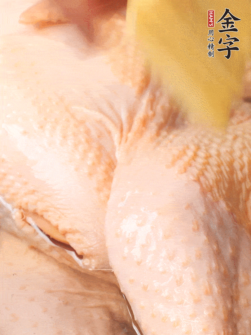 老母雞去頭去尾，斬去雞爪。冷水入鍋，加料酒、蔥姜焯水，煮出浮沫后撈出，用清水洗凈