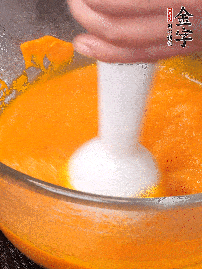 300g南瓜，去皮去瓤切滾刀塊，大火蒸8分鐘，料理機(jī)打成泥，篩網(wǎng)過篩成泥