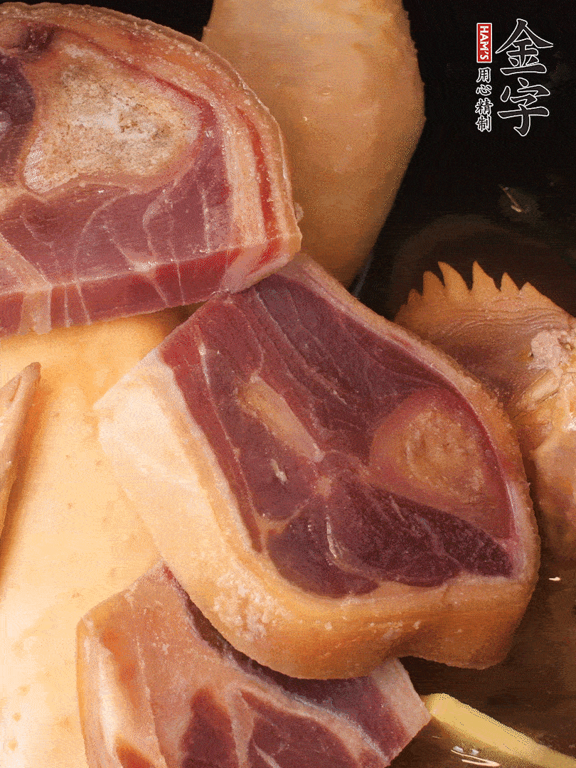 火踵、老母雞加蔥、姜、料酒、清水，大火燒開后轉(zhuǎn)小火，燉1小時
