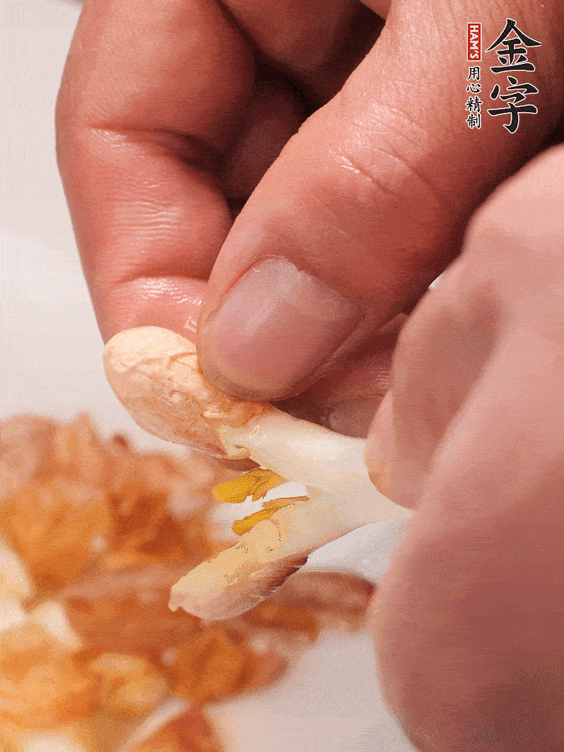 花生芽切段。開水焯水1分鐘，去掉頂部的花生皮