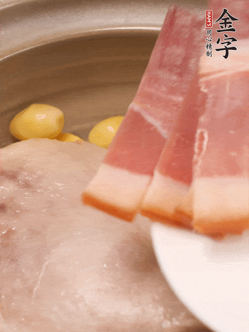 鴨肉、白果、火腿、生姜一起放入砂鍋，清水沒過食材，大火燉煮1小時(shí)