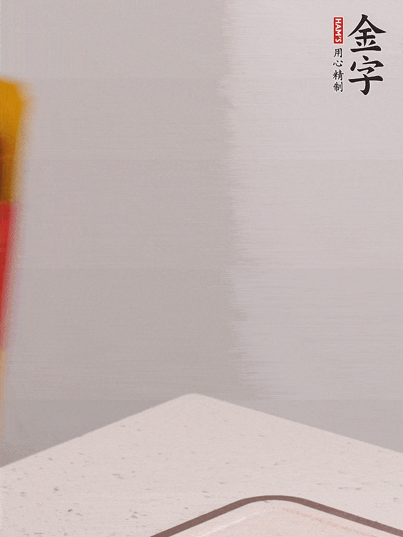 金字火腿切片，溫水浸泡5分鐘，將牛腩放鍋中，倒入比食材多2倍的清水，加姜焯水