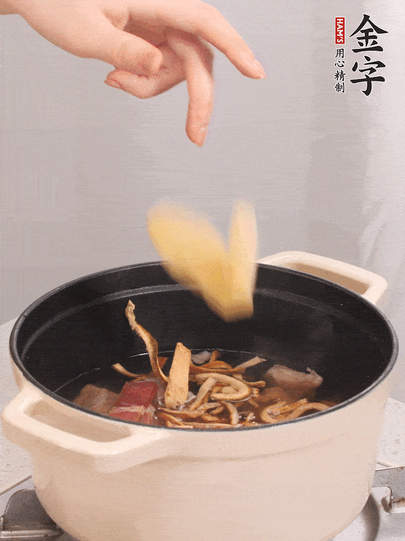鍋中放牛腩、火腿，然后放入比食材多3倍的水；再放橘子皮、姜片、白胡椒粒燉煮90分鐘