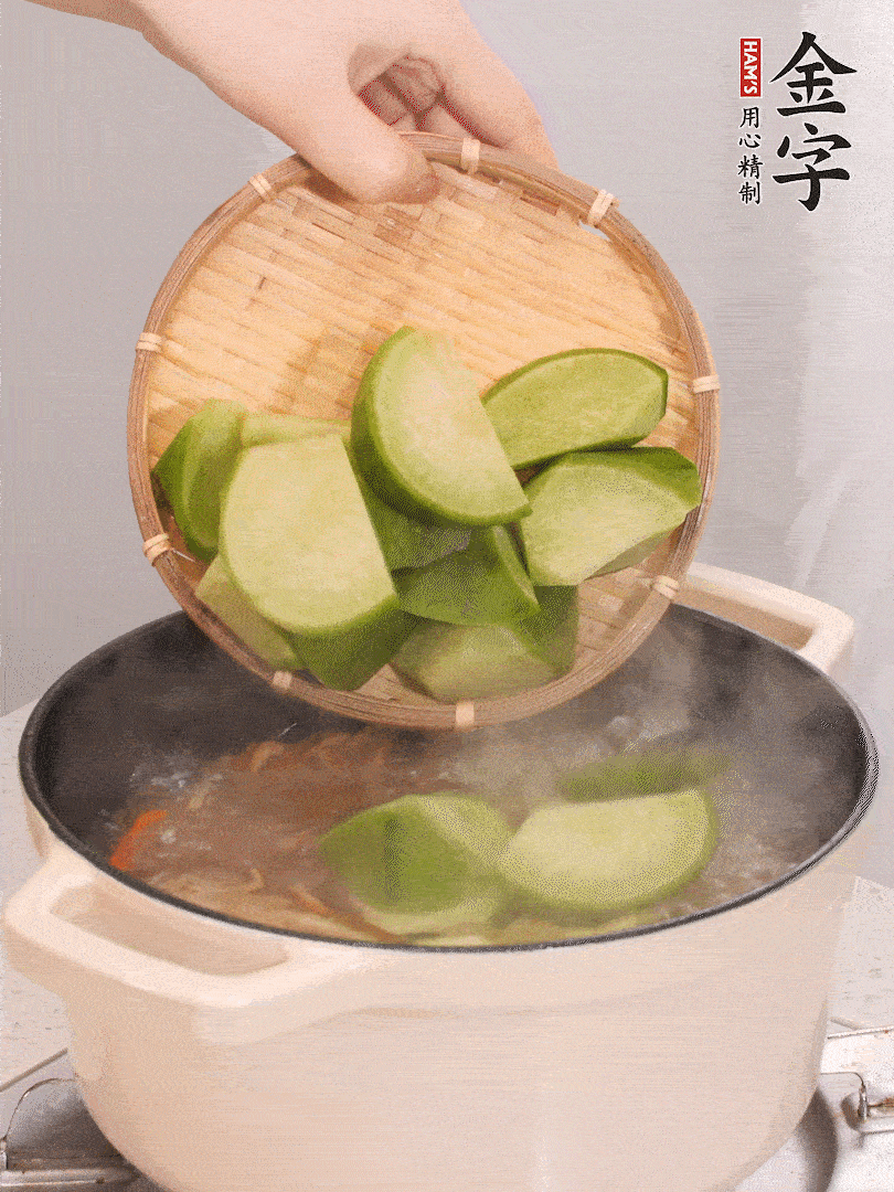 加入青、紅蘿卜再煲半小時。