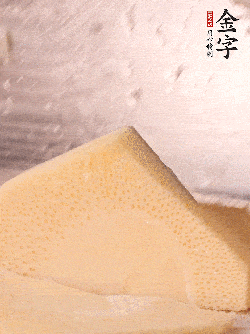 冬筍處理干凈，切滾刀塊，開水焯燙去除澀味