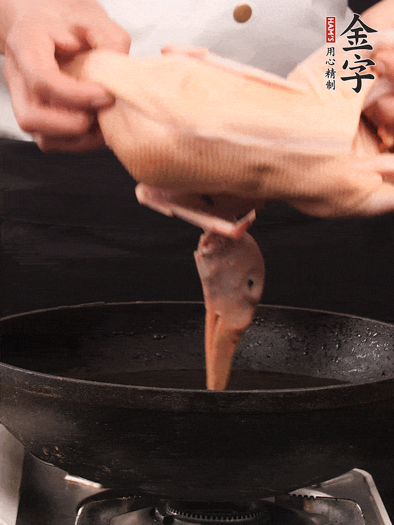 處理干凈的老鴨1只，黃酒小半碗，姜幾片，一起放入冷水，煮沸焯水3分鐘，去除血沫