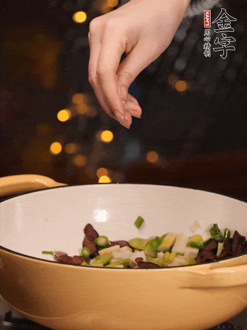 可以加點(diǎn)點(diǎn)水，再加菜苔，加點(diǎn)鹽、味精調(diào)味