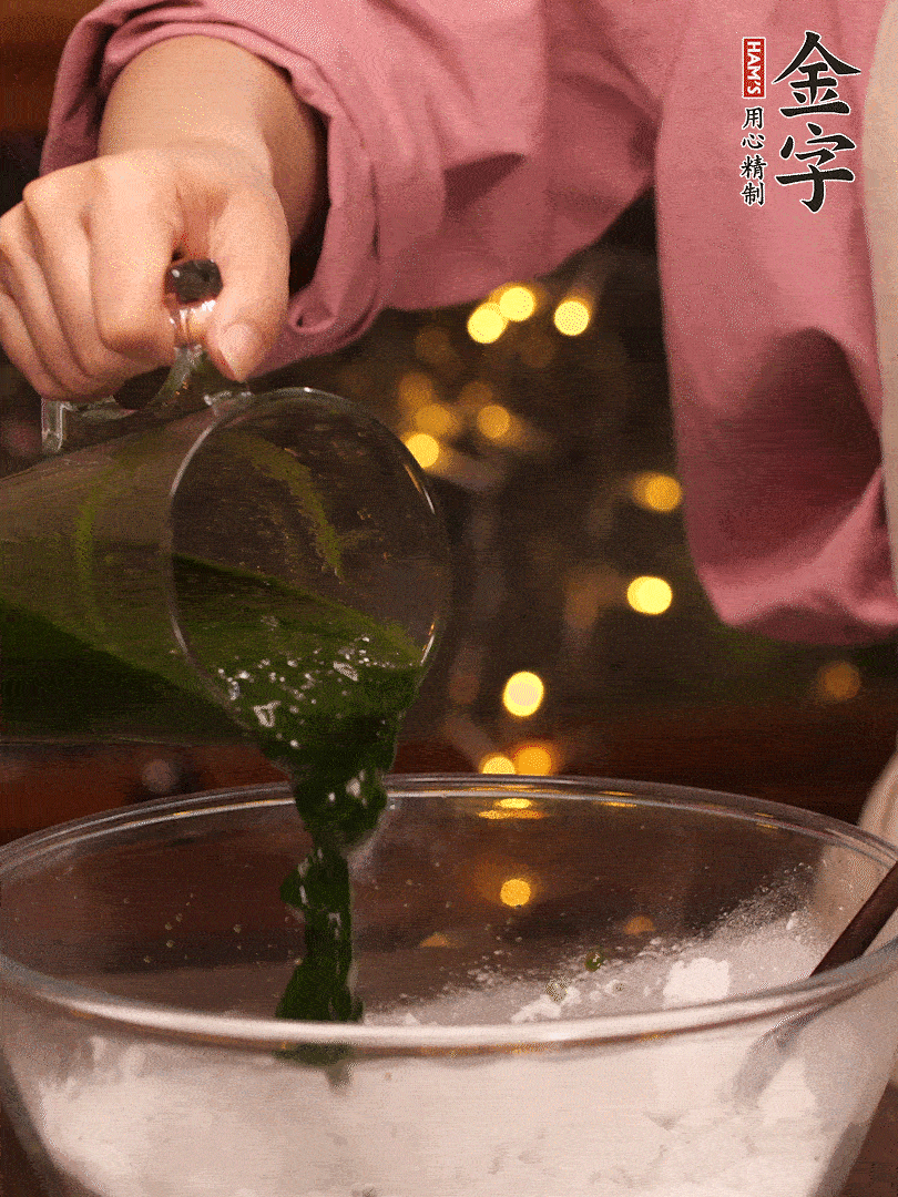 清明粿粉，分次加艾草泥，加點(diǎn)油揉2分鐘