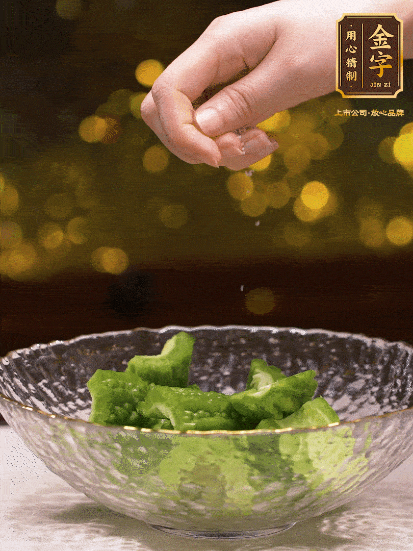 處理好的苦瓜切段（5cm），加點(diǎn)鹽鹽腌一下，去除一下苦味