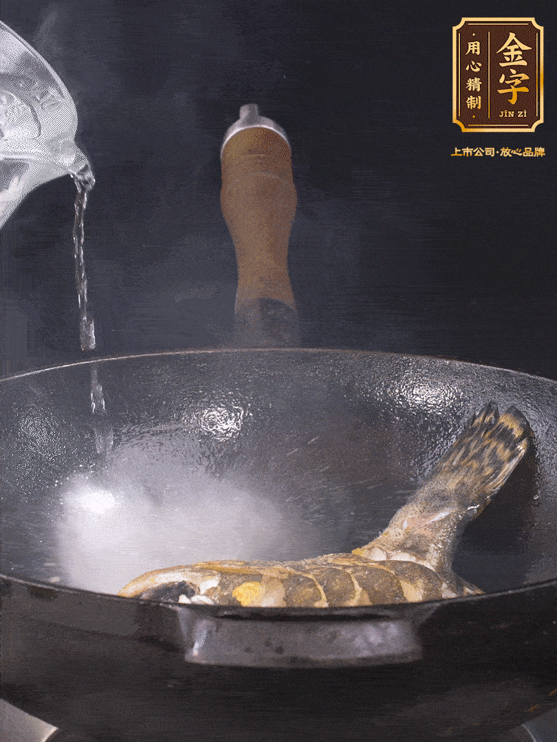 倒入適量食用油，待鍋燒熱后下桂魚煎大約2-3分鐘至兩面金黃（一定要煎透，這樣做出來的湯才會比較奶白色）