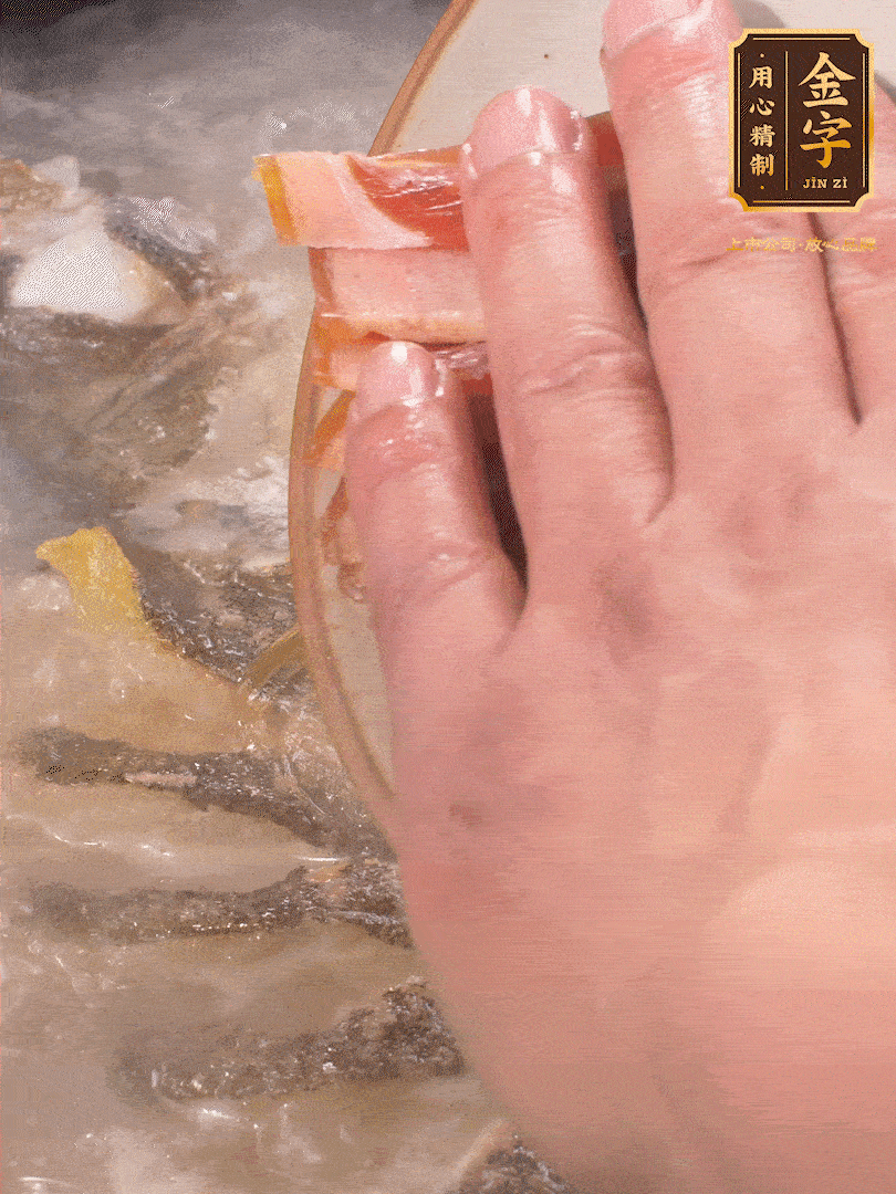 將煎好的魚，倒入三大碗開水。大火煮開后放入1個蔥結(jié)、2片姜片和1勺料酒和火腿片