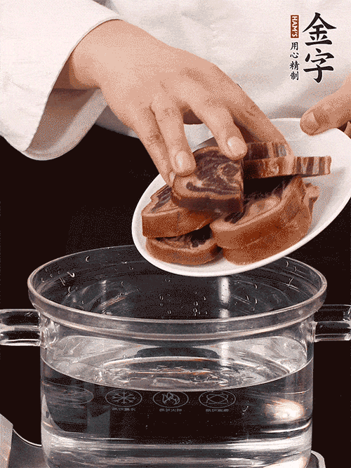 準(zhǔn)備食材。做金銀蹄有2個關(guān)鍵點：食材上火腿當(dāng)然得選足年發(fā)酵的金字火腿，新鮮豬爪最好選前腳、大小適宜的。