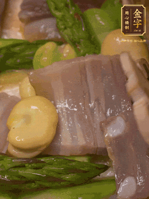 倒入熱水，燉煮10分鐘