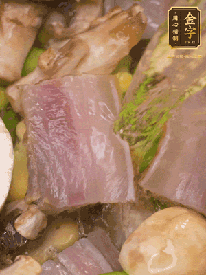 開蓋，放入河蝦繼續(xù)燜煮5分鐘
