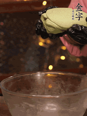 水里放點(diǎn)鹽，燒開后放艾草，一勺小蘇打，撈出浸入涼水，打成艾草泥