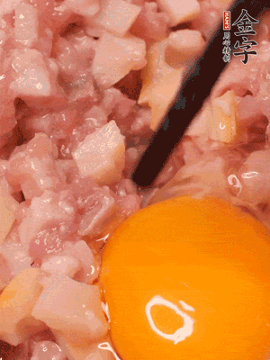 豬肉末、咸肉丁，分次加蔥姜水，一勺糖、一丟白胡椒，春筍丁，打入一個雞蛋