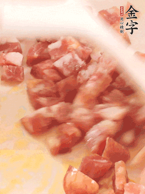 香腸炒出油脂，加入蠶豆煸炒