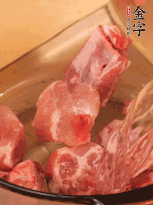 排骨冷水下鍋，加料酒、姜片，煮開綽水