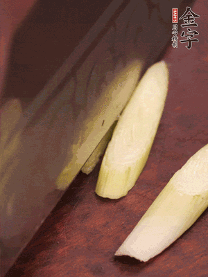 蒜白切小段，辣椒斜切圈