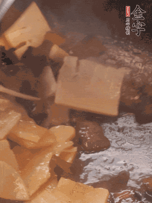 熱油起鍋，下醬油肉煸炒出香味