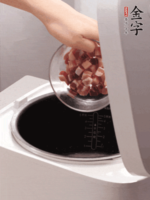 鍋中倒入豬油，油熱后炒熟上海青，給倒少許鹽調(diào)味