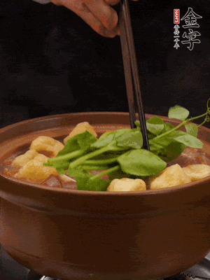 加筒骨煲的經(jīng)典配菜：金字土香腸、油豆腐、千張蓋上蓋子燜一會兒，耐心等候10分鐘。